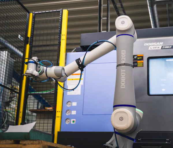 Kollaborativer Roboterarm bei der Maschinenbeschickung an einer CNC-Maschine