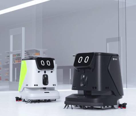 Zwei autonome Reinigungsroboter im Einsatz in einer hellen Halle
